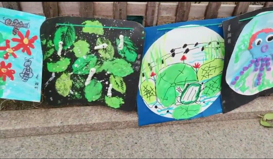 院子|姥姥在自家院子为6岁外孙办画展让他对画画有更美好的期待