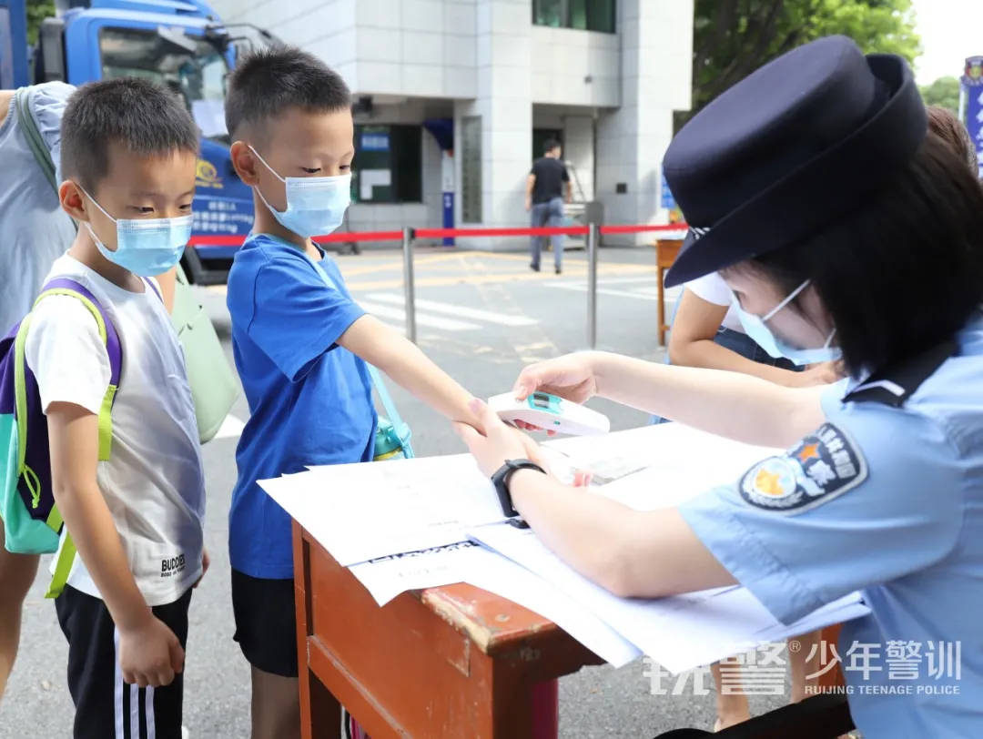 锐警少年警训夏令营：走进警营，撰写独立坚强的新篇章