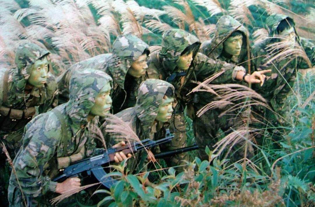 我海军对越南光辉战绩，28分钟就结束战斗，一举收复6座岛礁