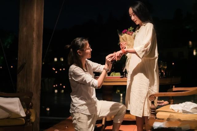 杨丽萍女徒弟和同性爱人结婚，婚礼现场曝光，双方爸爸拥抱
