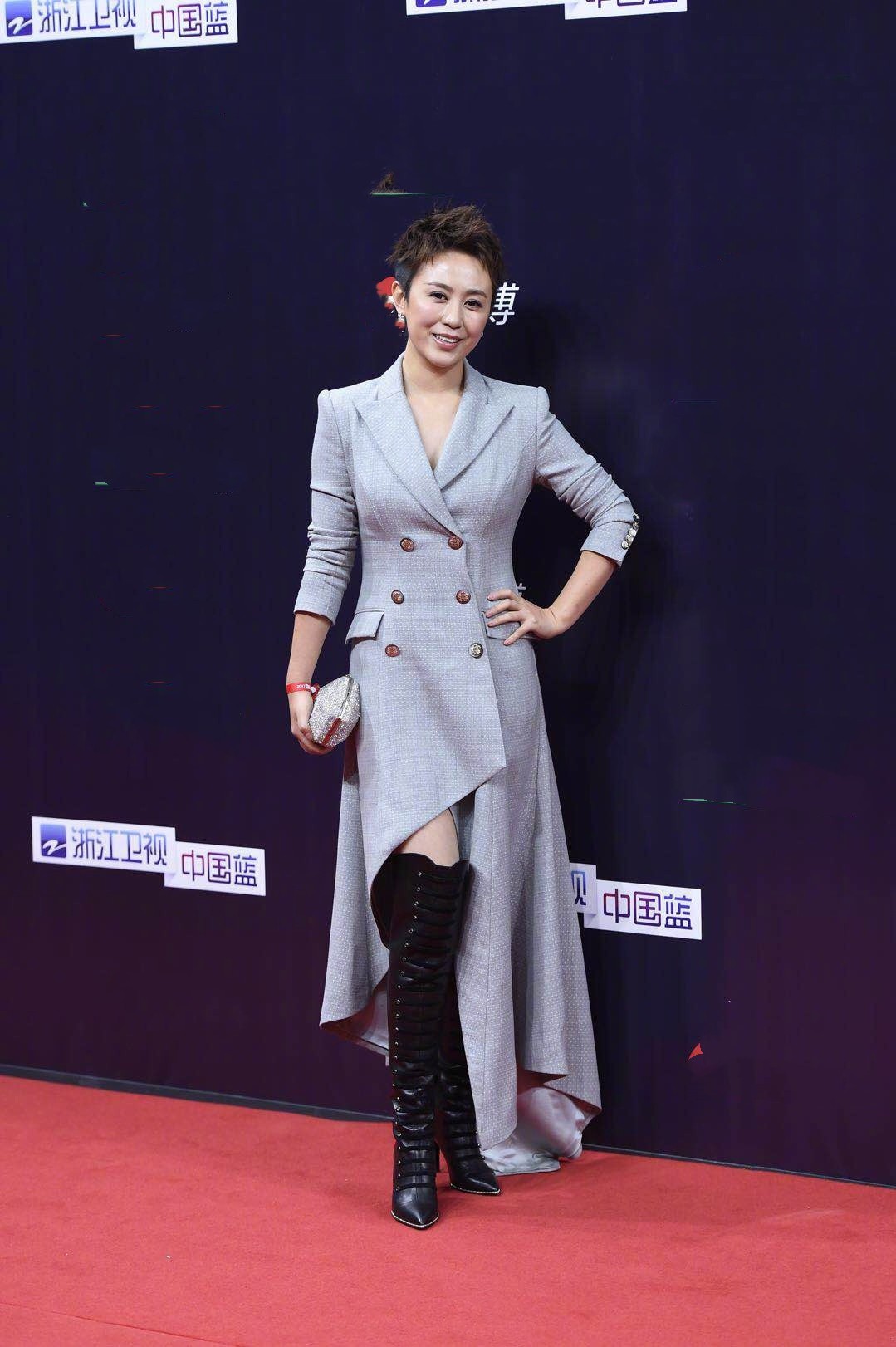 马丽不再扮“男人婆”，光腿穿西装裙走红毯，短发也挺有女人味的