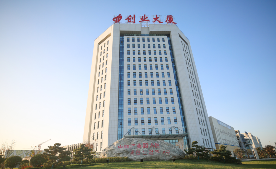 在高新,白天深呼吸 晚上数星星,在蓝天白云的映衬下,学校,创业大厦