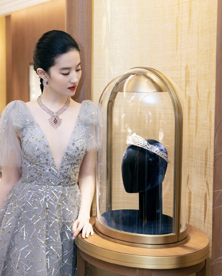 刘亦菲近照曝光，穿白色西装显脖子粗短，双下巴呼之欲出疑似变胖