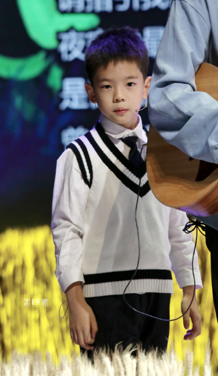 霍思燕兒子音樂劇表演高清照曝光，嗯哼自己寫歌還領舞，星範十足