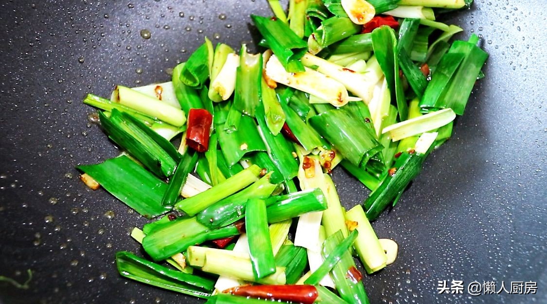 這是爆炒八爪魚的做法，水沸焯水就錯了，教你一招，吃起來不老