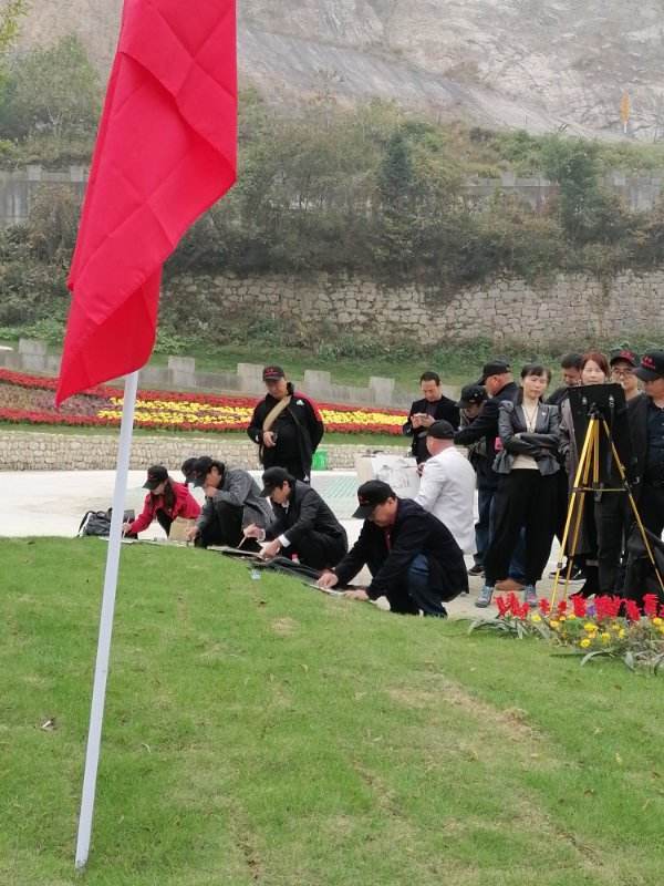 中国当代画家采风团刘孝田一行走进大别山腹地太阳写生创作