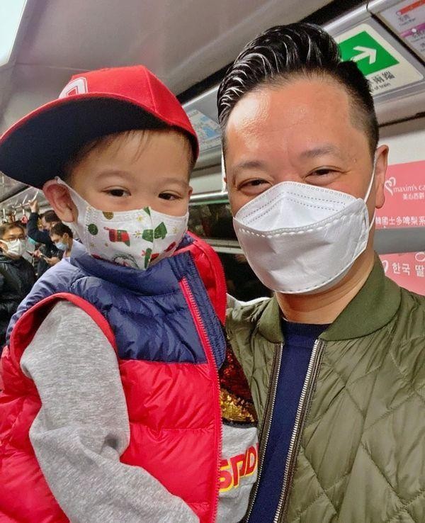胡杏兒丈夫持家有道，攜倆兒子穿唐裝超喜慶，家種搖錢樹年味十足