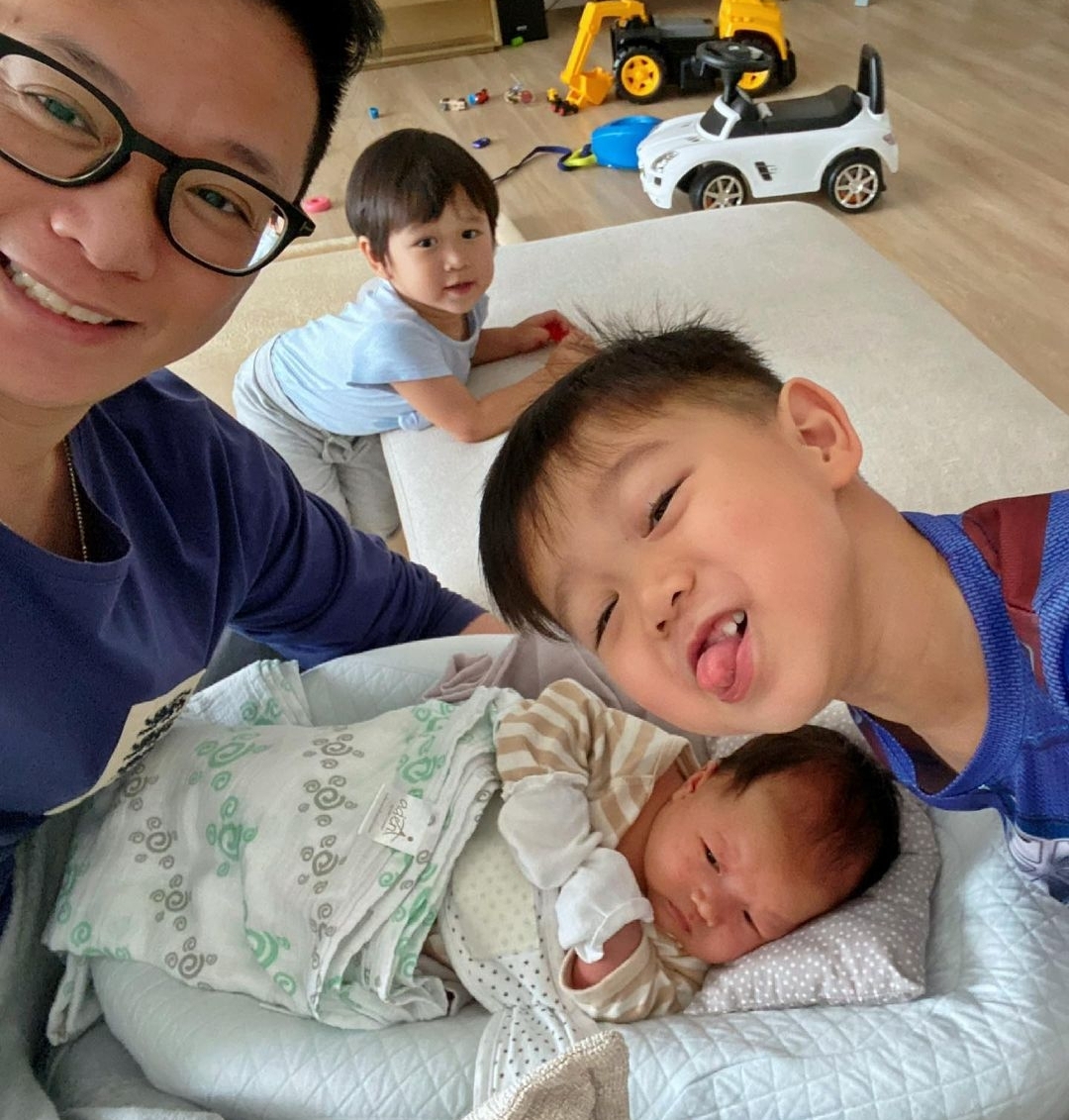 胡杏儿一家五口另类同框，为幼子庆祝百日，三胎与老大长相神相似