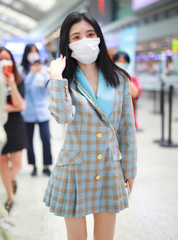 马丽不再扮“男人婆”，光腿穿西装裙走红毯，短发也挺有女人味的