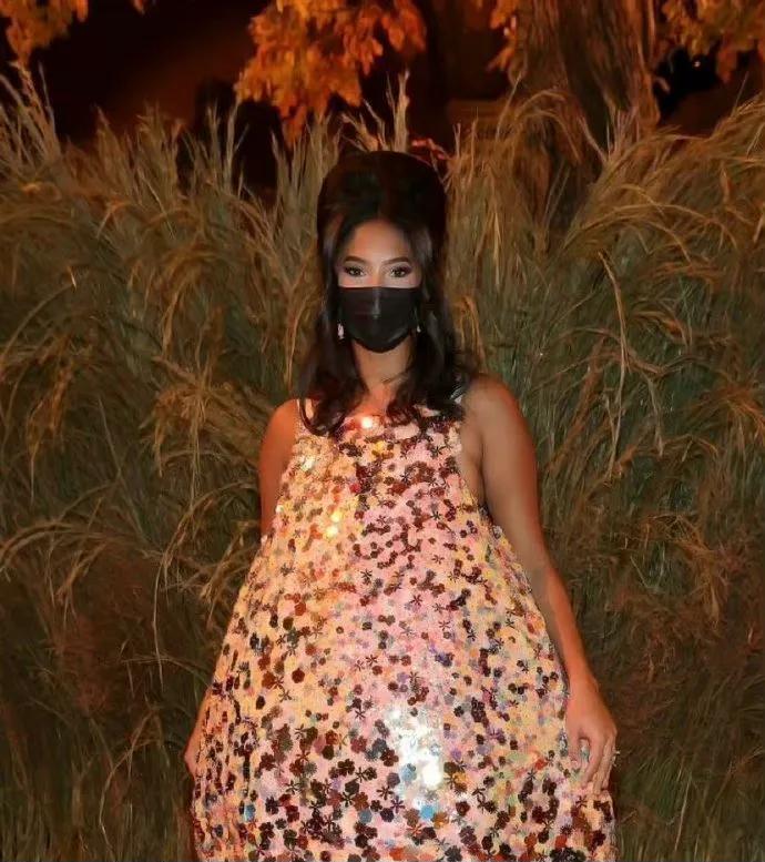 布克女友肯豆与科比大女儿盛装出席活动，网友，都不如瓦妮莎