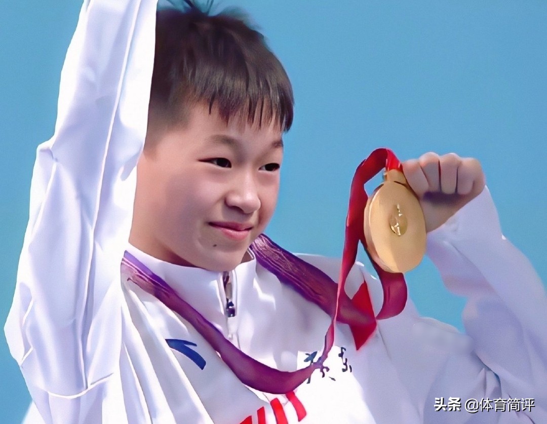 好样的！全红婵因不忍心看到志愿者下蹲难受，主动要求拿话筒