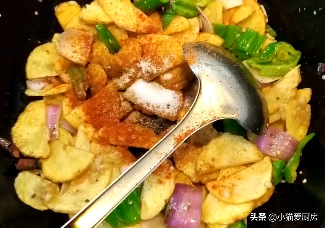 图片[7]-土豆不要炒 也不要炖 看看这道土豆的做法 味道香酥 好吃的很-起舞食谱网