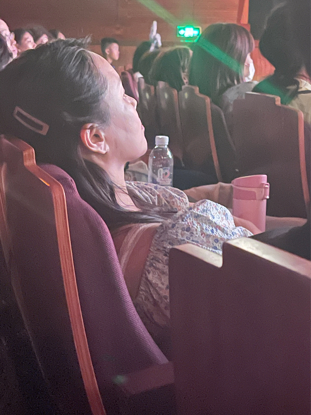 伊能静带女儿现身迪士尼，53岁真实素颜状态曝光，网友大赞保养好