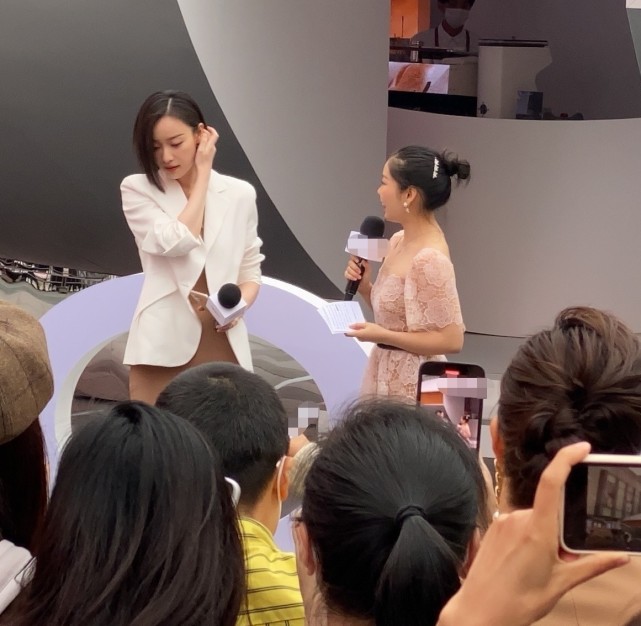 2 85 flowers expose to the sun at the same time unripe graph: Force of Ni Ni temperament controls the other side, yang Mi shows another kind of beauty however