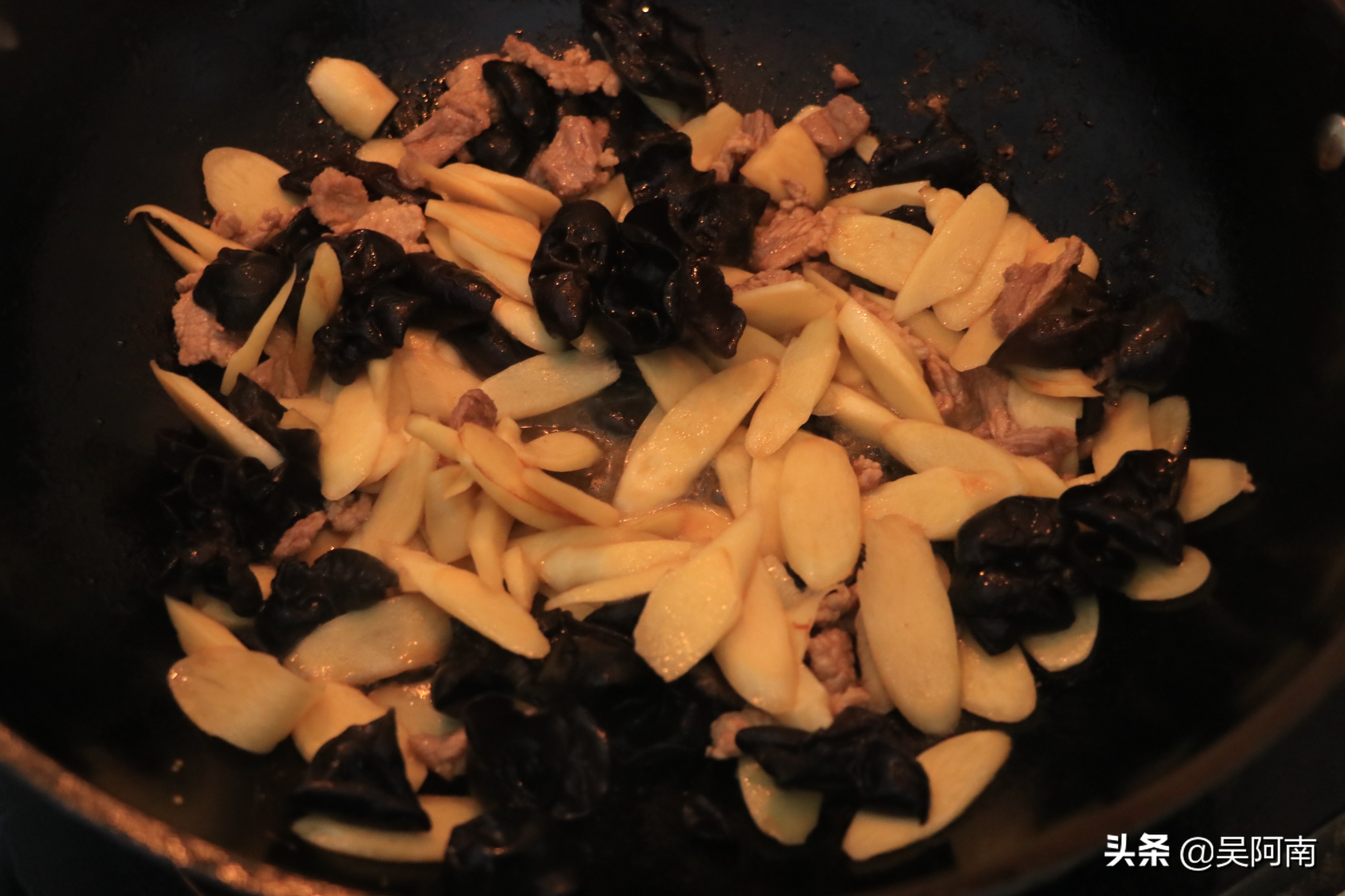 Teach you home cooking-the method of fried pork with rice and black fungus, and the selection techniques, nutritious and delicious