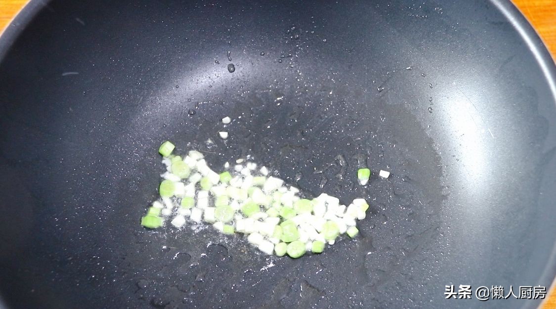 五花肉裹上澱粉糊，加一碗料汁炒，太下飯了，外皮想要更脆有竅門