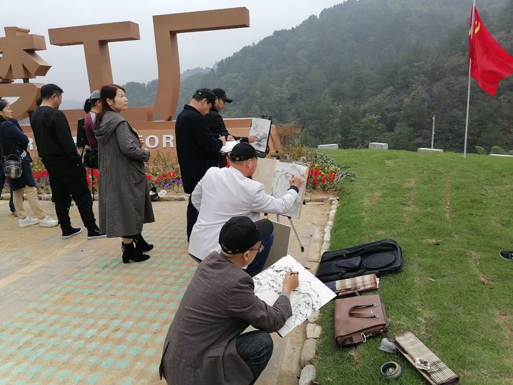 中国当代画家采风团刘孝田一行走进大别山腹地太阳写生创作