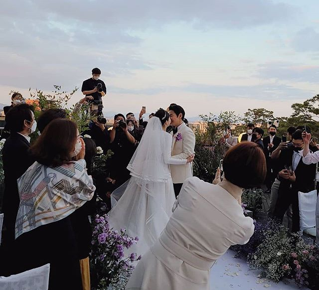 JUNJIN举办婚礼，组合成员摆Pose，新人挽手对视超幸福