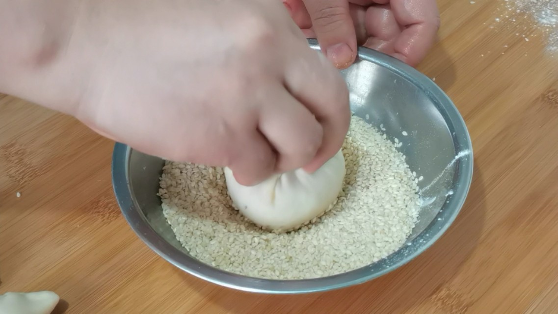 芝麻酥饼在家简单做，外酥里软又香甜，不用烤箱也可以酥得掉渣