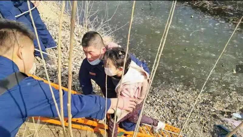 青島一輛載著母女三人的三輪車翻進河道,消防員三下河底救人