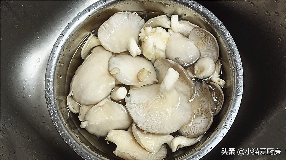 图片[4]-蘑菇不要老炖汤 教你一种新吃法 成菜美味营养 夏天吃非常不错-起舞食谱网