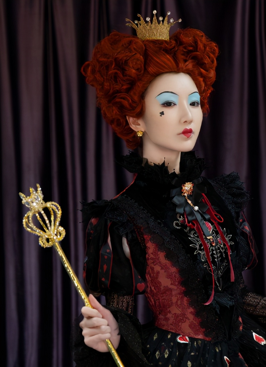 毛晓彤cosplay红桃皇后，仿佛从《爱丽丝》走出来