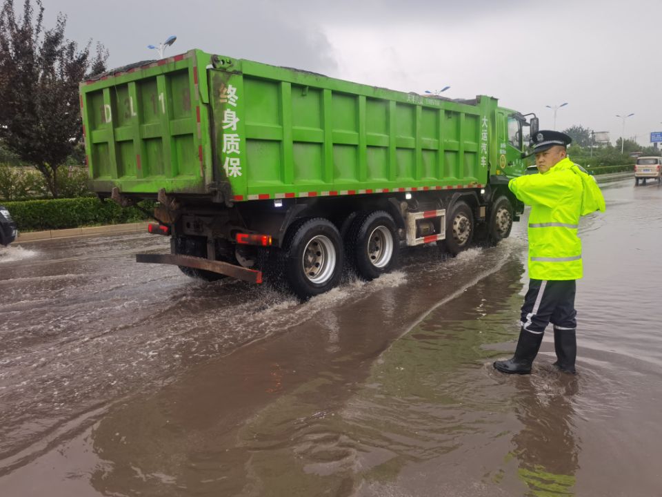 冷雨浸泡着双脚 邯郸交巡警仍然伫立水中疏导着车辆