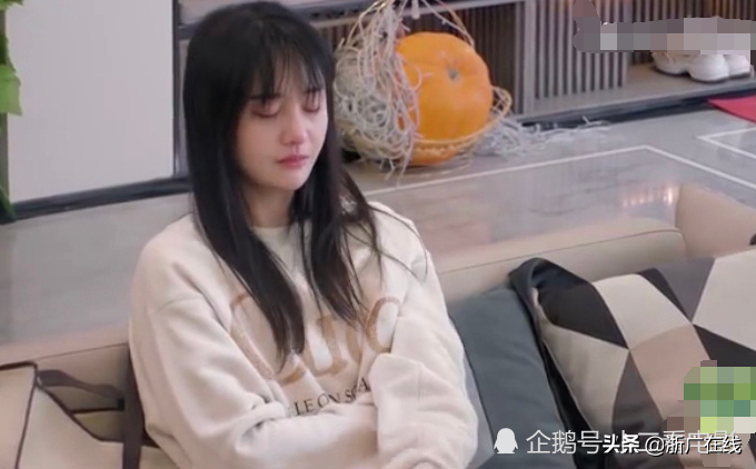 郑爽卖“原味”贴身衣物标价五百元，粉丝抢购一空