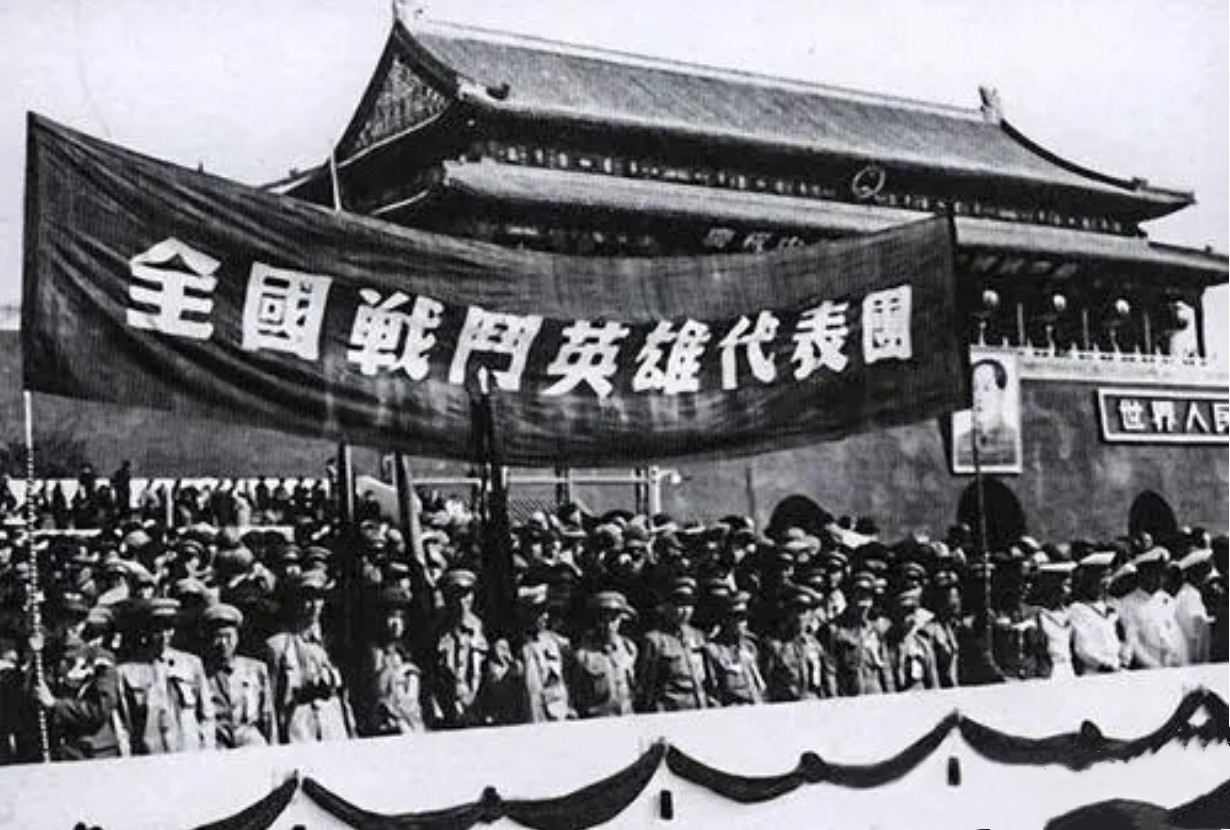 郭俊卿：14岁剃光头参军，5年不脱衣睡觉，身份曝光被毛主席接见
