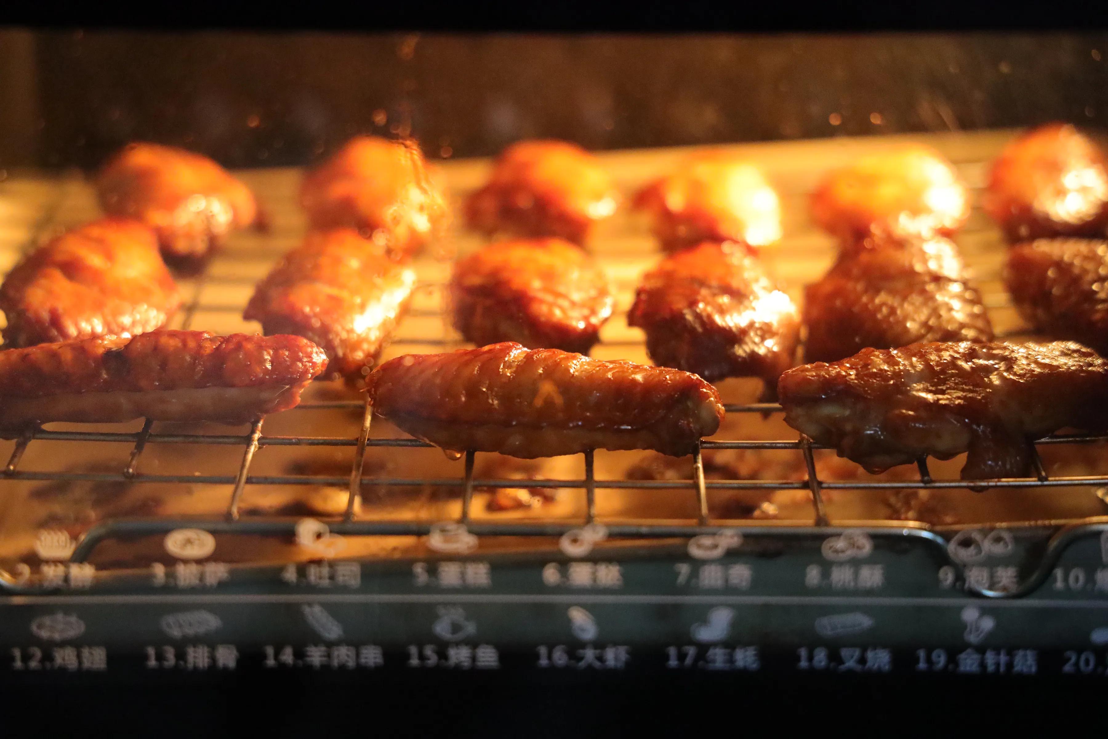 秋天，一定要试试鸡翅这吃法，比可乐鸡翅好吃更健康，孩子吃嗨了