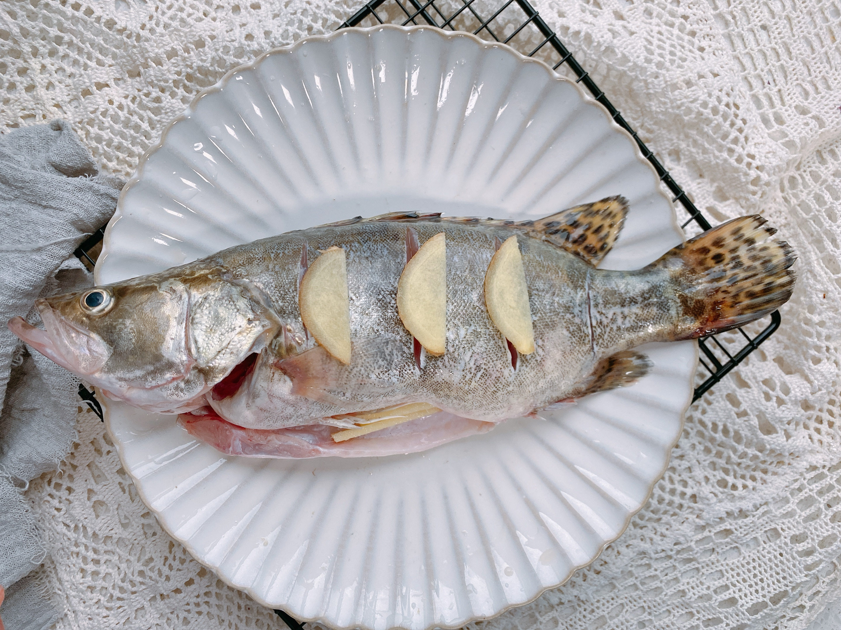 清蒸魚看似簡單，卻有不少技巧，3個要點1次掌握，魚肉鮮嫩不腥