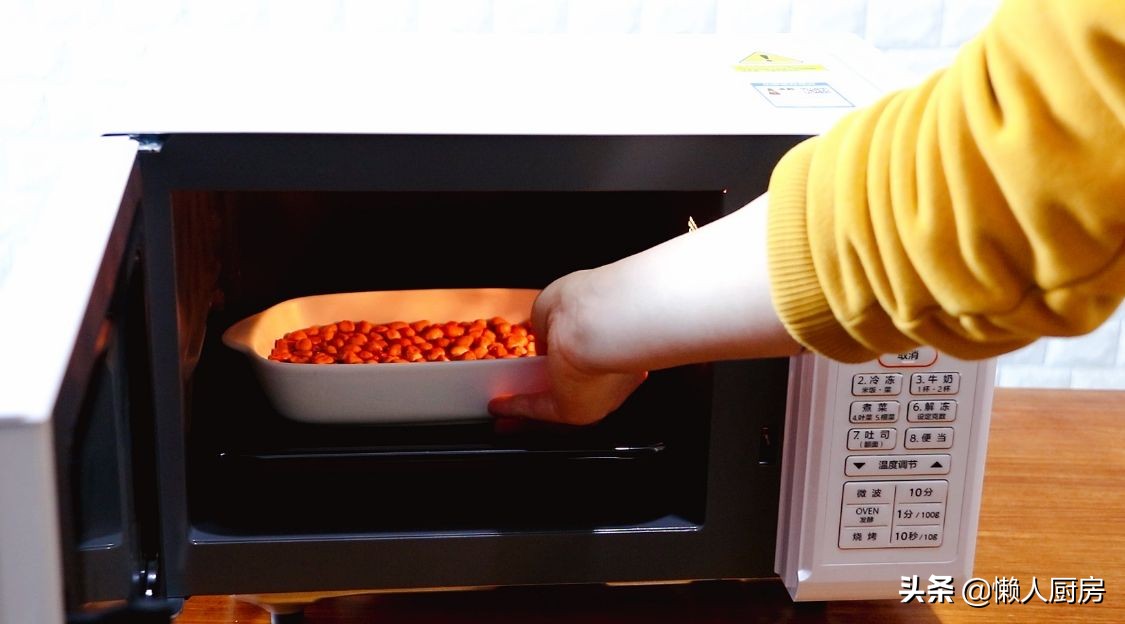 原來用微波爐也能做花生米，撒點鹽倒入水，這是鹽焗花生米的做法