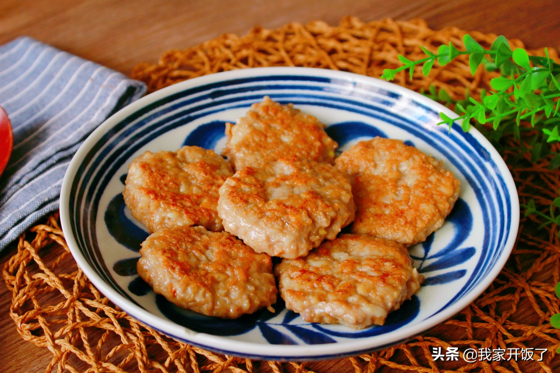 秋天莲藕最鲜，别凉拌了，做成藕饼抢着吃，香脆可口，好吃又滋补