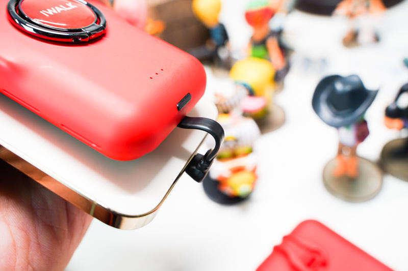 这才是iPhone充电最佳的姿态！iWALK变色龙充电宝评测