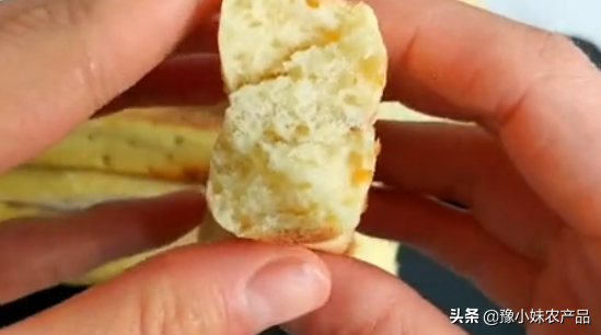 铁棍山药+鸡蛋做成小面食，内里绵软表皮香脆，香喷喷像小面包