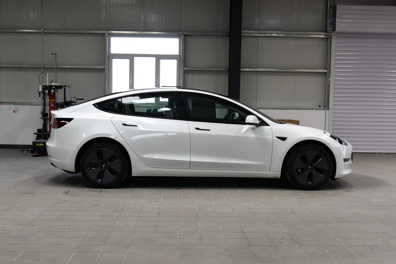 Model 3续航605公里，外观内饰更时尚，值不值得买？