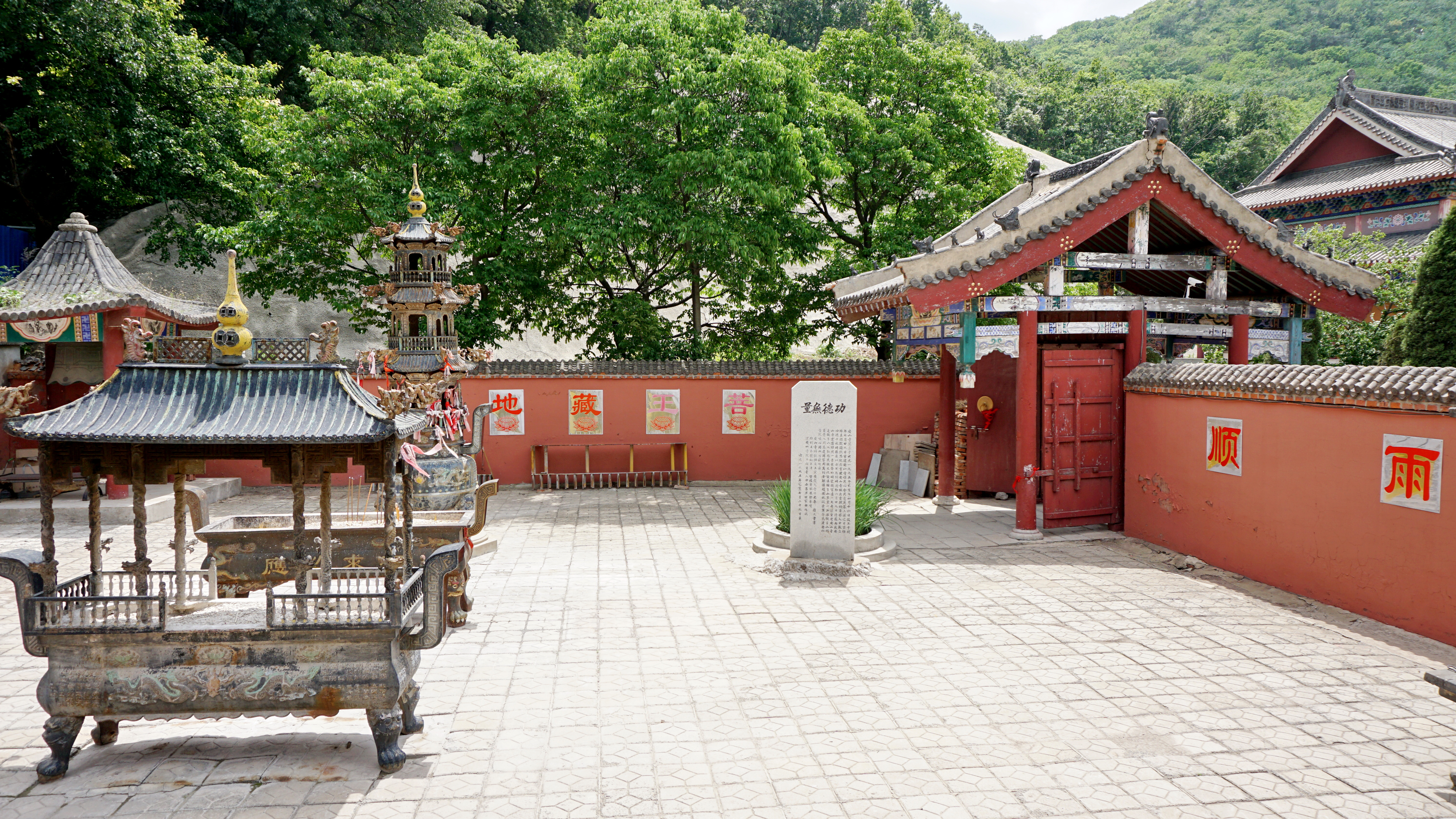 九峰相连 青山环抱 风光秀美的大连安山寺