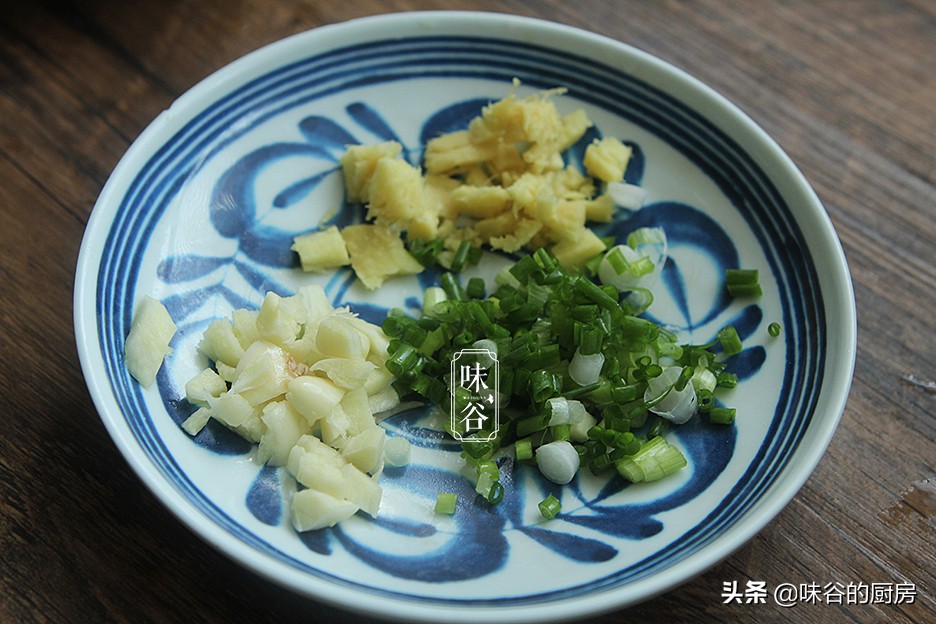 广东人的下饭菜，咸鱼茄子煲，不用过油炸，咸香浓郁，好吃又下饭