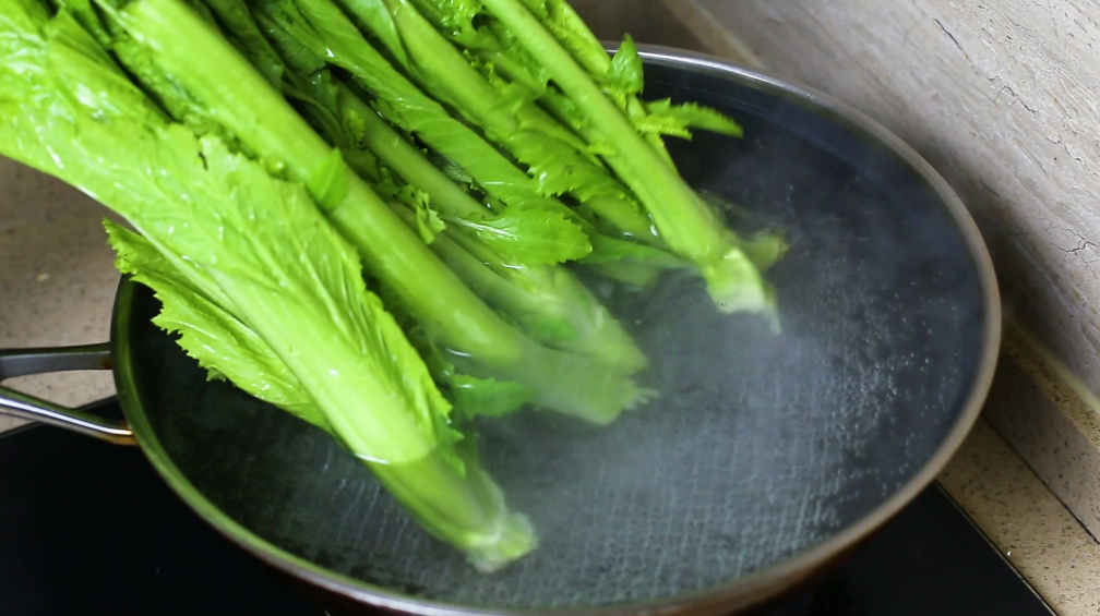 图片[3]-制作酸菜的简单做法 腌制3天就能吃 脆爽可口-起舞食谱网