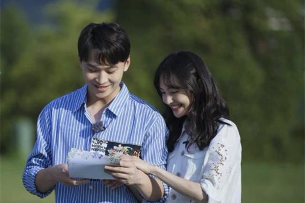 郑爽被封杀后又发文，很多忠粉点赞支持，猜想