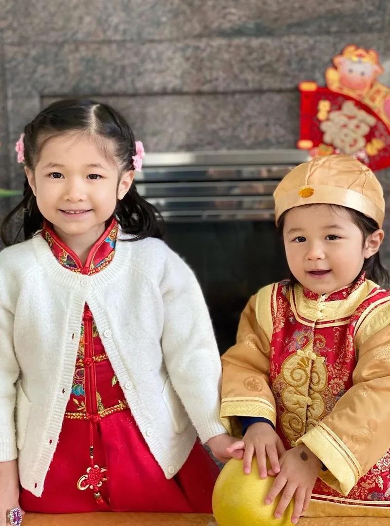 可愛！ 鍾嘉欣新年和女兒穿同款旗袍玩親親，獲兒子“翻白眼”嫌棄