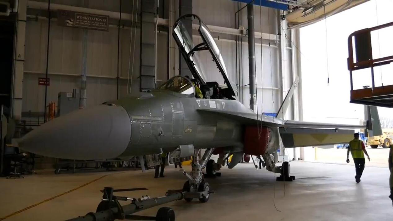 美军新版F18战机亮相，罕见公开座舱结构，先进