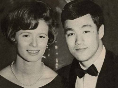 继李小龙死后，20年后他的儿子被“误杀”，为何死因都至今成谜？