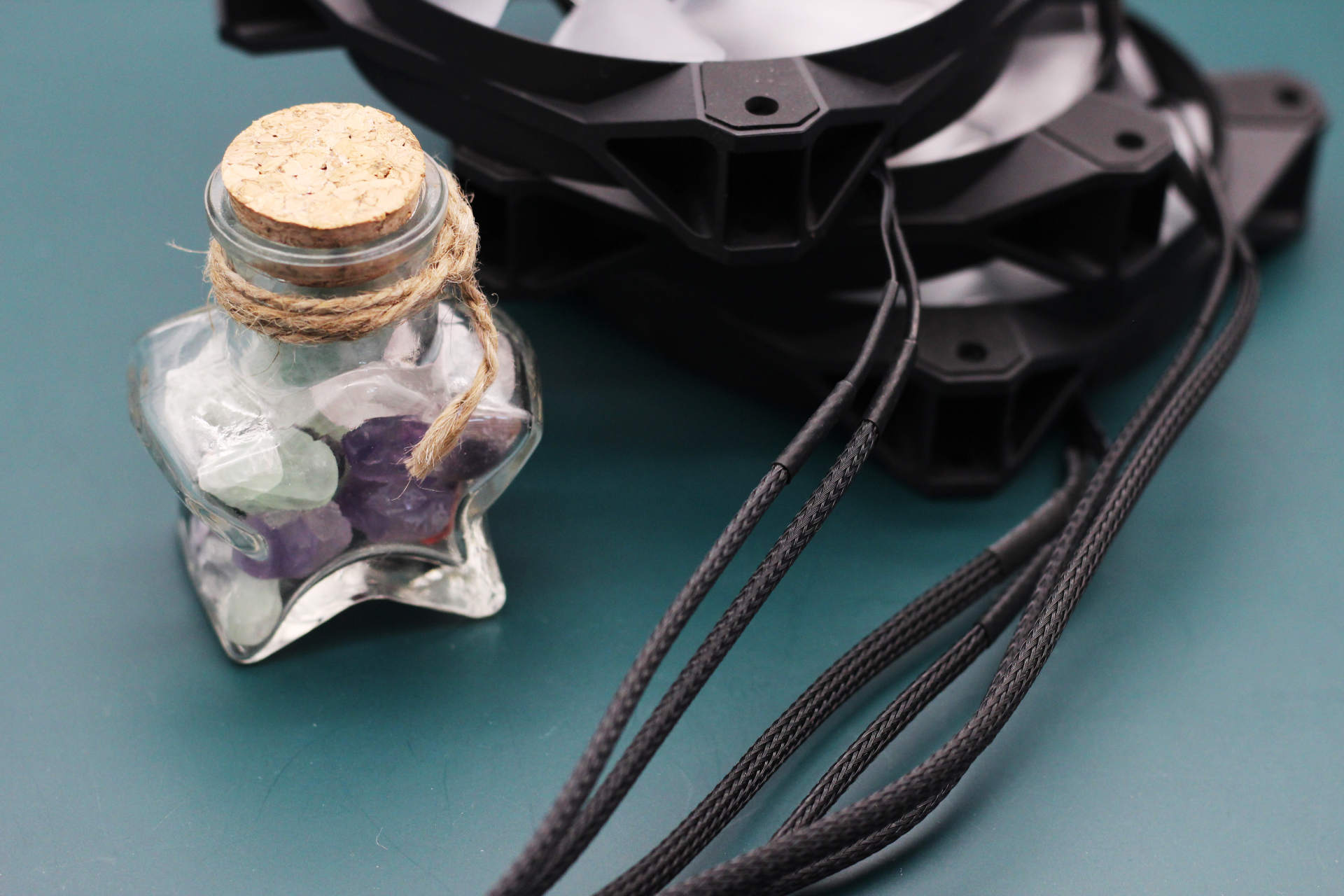 机箱通透，水冷好用，发光体聚集打造“光污染”