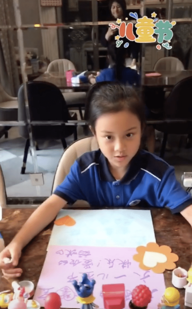 李小璐深夜为女儿准备六一礼物，甜馨穿校服可爱出镜，贾乃亮缺席