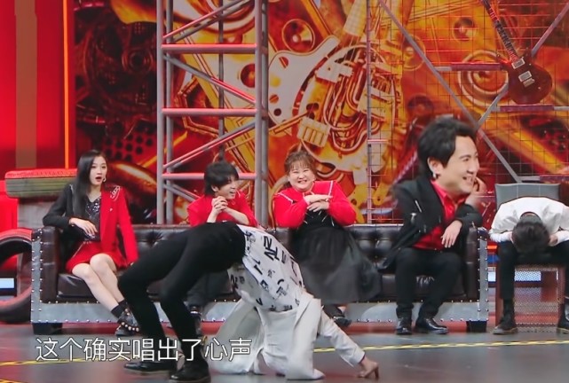Hua Chenyu and Guan Xiaotong sit on sofa, who notices to spend beautiful sitting position? It is the greatest to sister-in-law respect