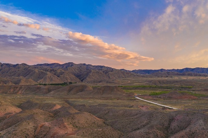 Ningxia Zhongwei Highway 66: One side of the desert and the Yellow River, there is also an ancient village hidden