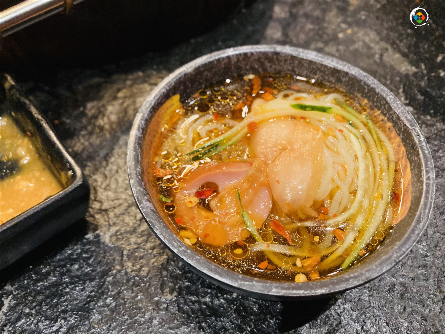 在重庆烤肉店里吃蚕蛹，老板不小心说漏嘴：我自己从来不吃