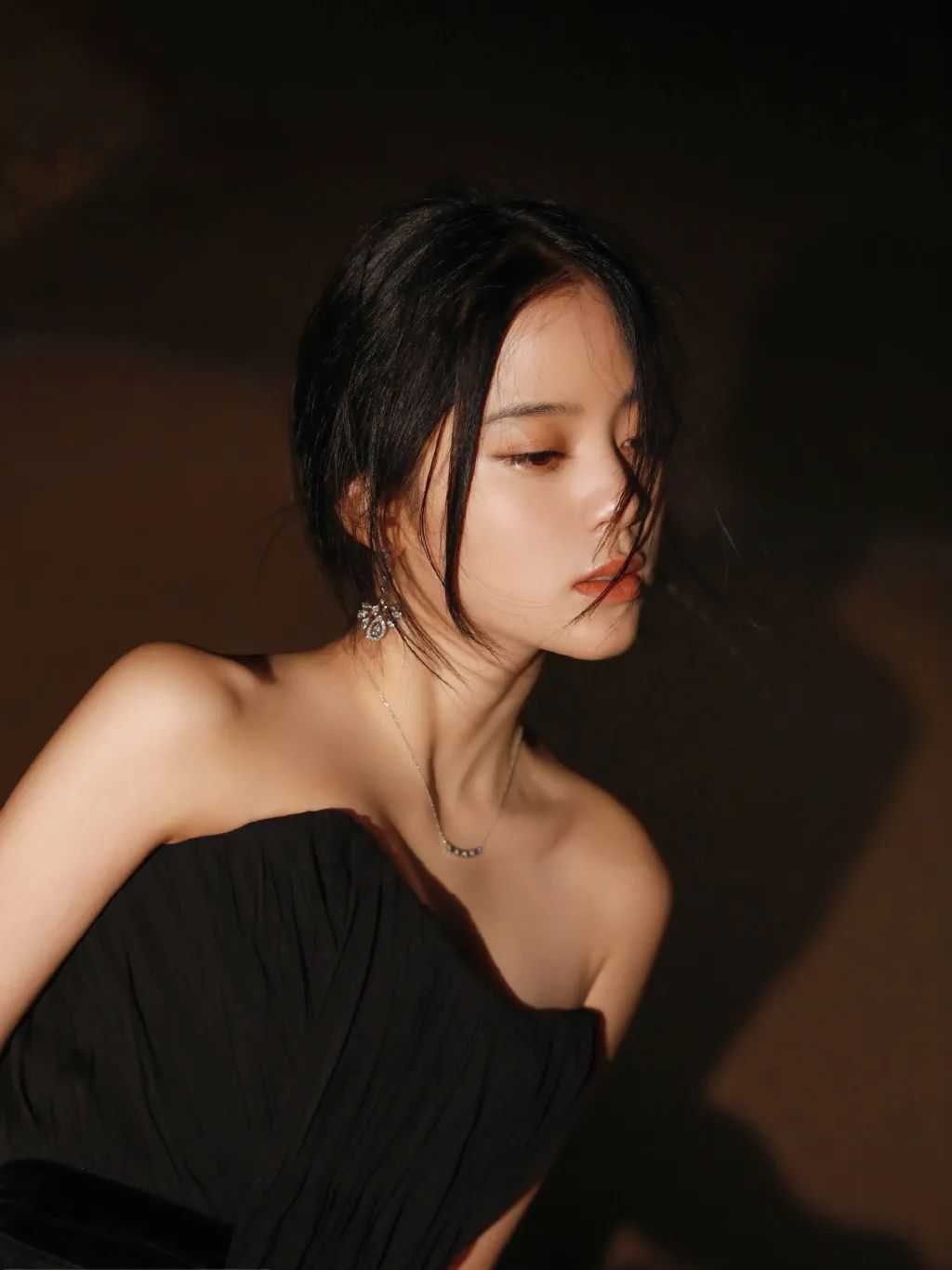 别再“披头散发”了！这4款冬季发型才够美够撩