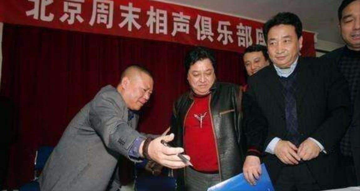 徒孙也好，女儿也罢，姜昆搂着女士腰拍照，本